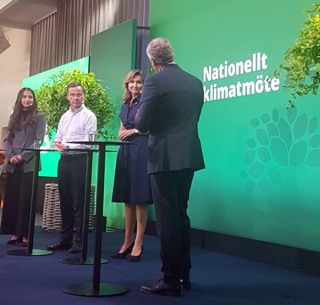 Från vänster till höger: Klimat- och Miljöminister Romina Pourmokhtari,  Statsminister Ulf Kristersson och Energi- och näringsminister Ebba Busch vid Klimatmötet.